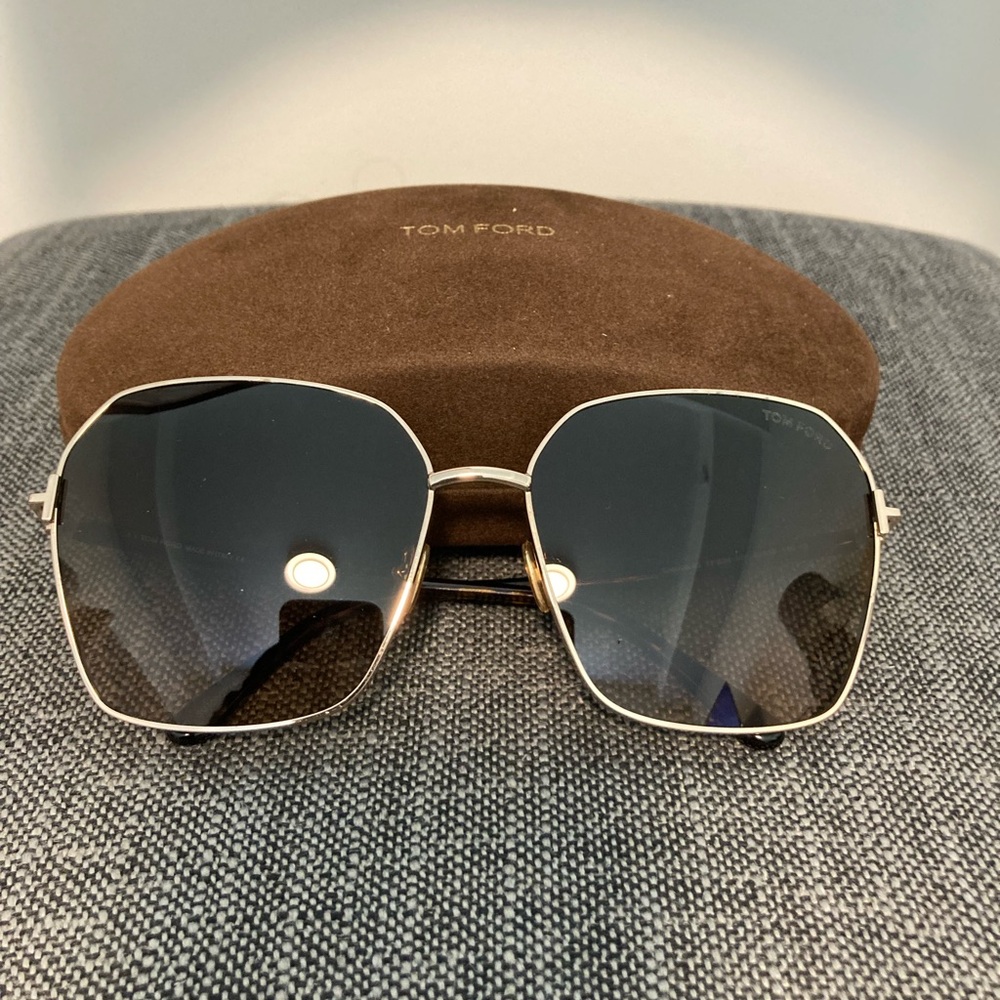 Tom Ford Elegant Gold Frame Sunglasses